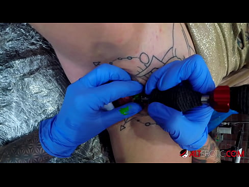 ❤️ Musikana ane nyora zvakanyanya Sully Savage akawana tattoo pa clitoris yake Hard porn ☑